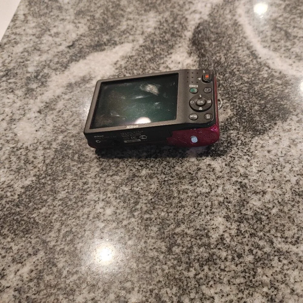 NIKON COOLPIX L28 Digital 20.1 Camera 5x zoom / SD Card included as pictured
